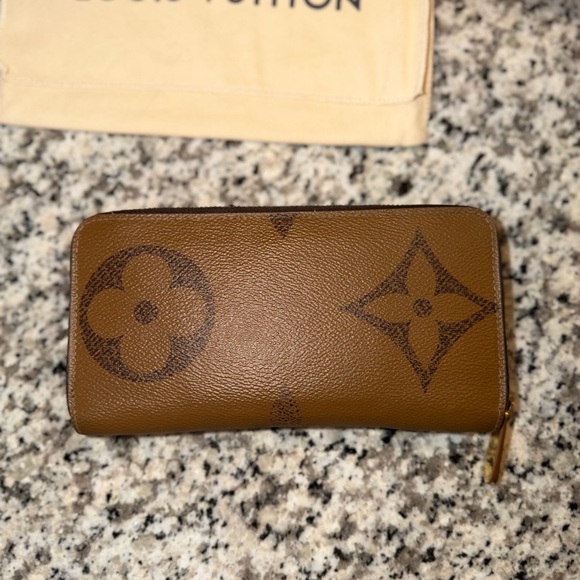 🔥Authentic Louis Vuitton Monogram Giant Zippy Wallet New Collection Microchip🔥 - Picture 6 of 6
